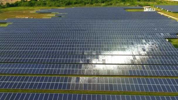 太阳能电池板场太阳能在绿地 太阳能电池板系统的发电机来自太阳 能源转换 夏季在战场上的太阳能电池板 泰国的鸟瞰 — 图库视频影像