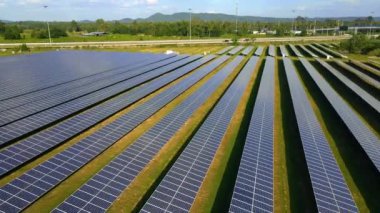 Tayland 'daki güneş paneli güç alanı. Güneş panelleri. Güneş jeneratörleri. Chonburi Tayland 'da Temiz Teknoloji Enerji Geçişi