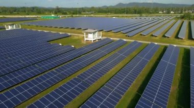 Güneş panelleri, Tayland 'da güneş enerjisi alan drone hava görüntüsü. Güneş panelleri, güneşten gelen güç jeneratörlerini üretir. Chonburi Tayland 'da Temiz Teknoloji Enerji Geçişi