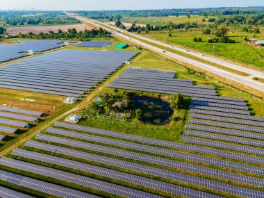 Güneş panelleri sistem güç jeneratörleri güneşten. Chonburi Tayland 'da Enerji Geçişi