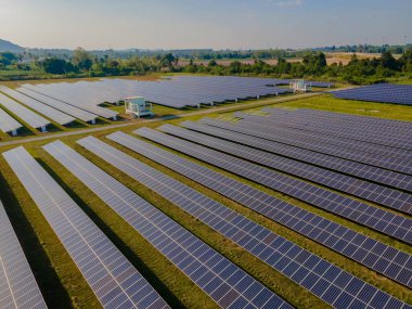 Güneş enerjisi güneş paneli alanı, güneş panelleri güneş jeneratörleri. Chonburi Tayland 'da Enerji Geçişi