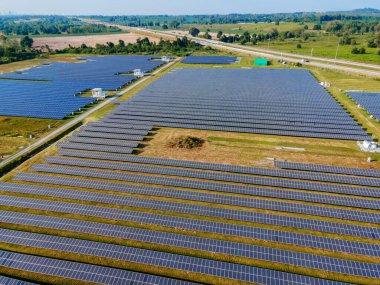 Tayland 'daki güneş enerjisi alanı, güneş panelleri güneş jeneratörleri. Chonburi Tayland 'da Enerji Geçişi