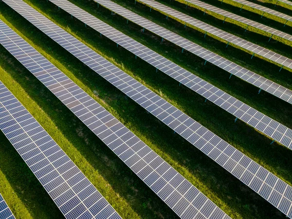 Güneş enerjisi güneş paneli alanı, güneş panelleri güneş jeneratörleri. Chonburi Tayland 'da Enerji Geçişi