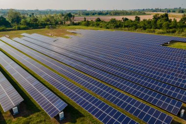 Akşam ışığında Tayland 'da güneş enerjisi paneli Chonburi Tayland' da enerji geçişi