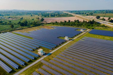 Akşam ışığında Tayland 'da güneş enerjisi paneli.