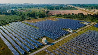 Tayland 'da akşam ışığında güneş enerjisi alanlarında güneş paneli sistemleri güneşten gelen elektrik jeneratörlerine güç veriyor. Chonburi Tayland 'da Enerji Geçişi