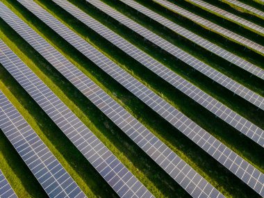 Tayland 'da akşam ışığında güneş enerjisi alanlarında güneş paneli sistemleri güneşten gelen elektrik jeneratörlerine güç veriyor. Chonburi Tayland 'da Enerji Geçişi