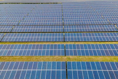 Tayland 'da akşam ışığında güneş enerjisi alan güneş panelleri güneş enerjisi sistemi yeşil enerji jeneratörleri. Chonburi Tayland 'da Enerji Geçişi