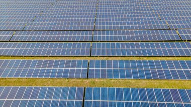 Akşam ışığında Tayland 'da güneş enerjisi paneli, Chonburi Tayland' da enerji geçişi.