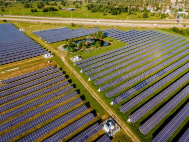 Tayland 'da akşam ışığında güneş enerjisi alan güneş panelleri güneş enerjisi jeneratörleri. Chonburi 'deki Enerji Geçişi 