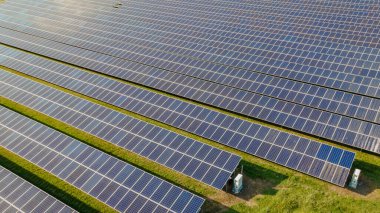 Tayland 'da akşam ışığında güneş enerjisi alan güneş panelleri güneş enerjisi jeneratörleri. Akşam ışığında Chonburi Tayland 'da Enerji Geçişi
