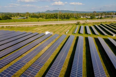 Tayland 'da akşam ışığında güneş enerjisi paneli alanı, güneş panelleri alanı, Chonburi Tayland' da enerji geçişi