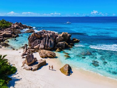  La Digue Adası, Seyşeller, La Digue Seyşeller 'in tropikal adanın kuş bakışı görüntüsü. Anse Cocos plajında Seyşeller 'de tatil yapan olgun bir çift kadın ve erkek.