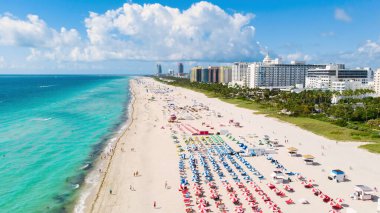 Miami South Beach Florida 'da insansız hava aracı görüntüsü. Renkli sandalyeleri ve şemsiyeleri olan plaj Miami Florida 'nın en üst manzaralı sahili.