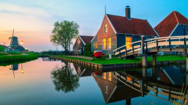 Hollanda 'nın eski ahşap çiftliği Zaanse Schans Hollanda, kışın tarihi ahşap yel değirmenleri, günbatımında Zaanse Schans Hollanda.
