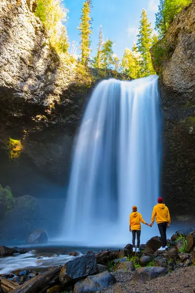 Moul Falls Canada, Kanada 'da çok güzel bir şelaledir ve birkaç kez Moul Falls' u ziyaret etmiştir. Şelalenin yanında duran bir çift kadın ve erkek.