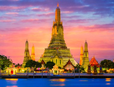 Wat Arun Tapınağı Bangkok Tayland, Şafak Tapınağı, Chao Phraya Nehri 'nin yanında bir Budist tapınağı. Güzel Wat Arun alacakaranlıkta gün batımında