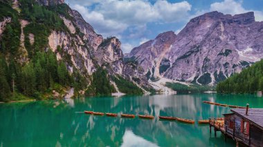 Braies Gölü aynı zamanda Pragser Wildsee ya da Dolomites Dağları 'ndaki Lago di Braies olarak da bilinir. Yaz boyunca Alp Gölü 'nde tipik ahşap tekneli romantik bir yer.