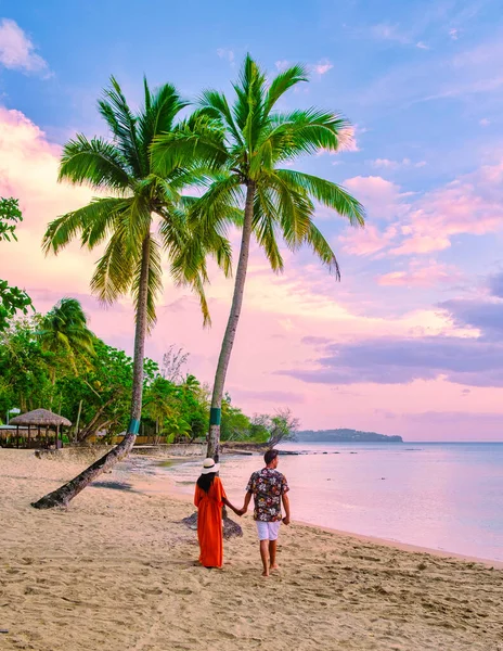 在圣卢西亚或圣卢西亚加勒比地区的热带海滩上 这对情侣在海滩上与棕榈树一起观赏日落 在圣卢西亚这个热带岛屿度假的男女 — 图库照片