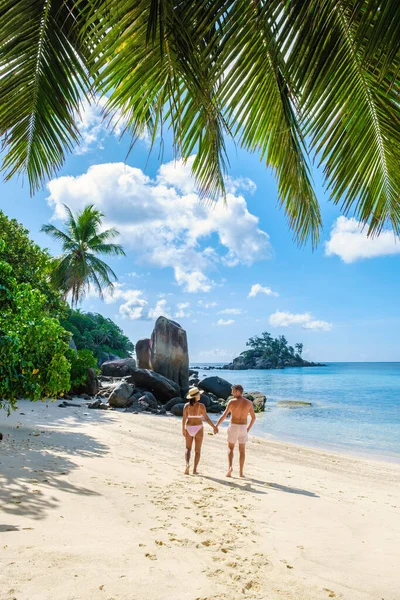 Spiaggia Anse Royale Paio Uomini Donne Vacanza Seychelles Piedi Sulla — Foto Stock