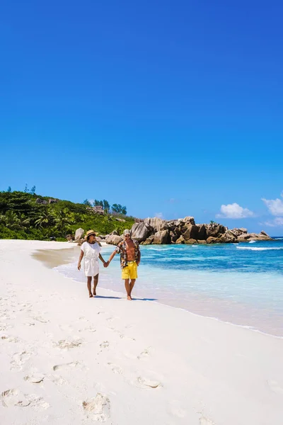 塞舌尔拉迪古岛的Anse Cocos海滩 日落时分 不同种族 多种族的白人男女在海滩散步 享受奢华假期 — 图库照片