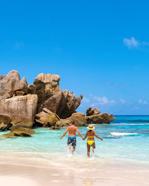 塞舌尔拉迪古岛的Anse Cocos海滩 日落时分 不同种族 多族裔的白人男女混居在海滩上 享受奢华假期 — 图库照片