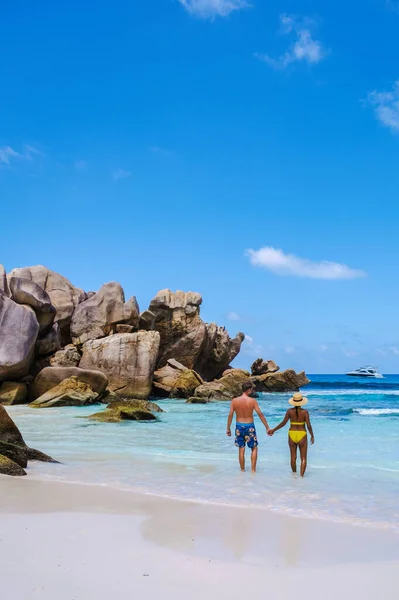 Anse Cocos Spiaggia Digue Island Seychelles Diverse Coppie Miste Multirazziali — Foto Stock