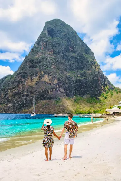 在圣卢西亚度假的年轻夫妇男女 在圣卢西亚热带岛屿糖滩度假的亚裔男女和白人男子 — 图库照片