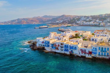 Mikonos köyünün renkli sokakları, Yunanistan 'daki Mykonos Yunan köyünün insansız hava aracı görüntüsü. Küçük Venedik Mykonos kasabası