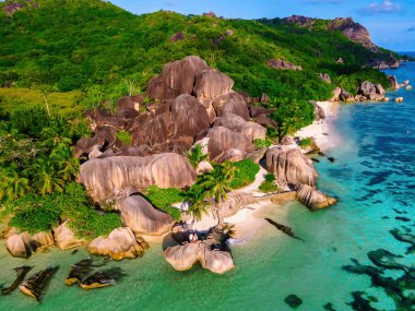 Anse Kaynağı d 'Argent plajı La Digue Adası Seyşeller, İHA' nın La Digue plajı manzarası.