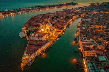 Yukarıdan gelen İHA ile Venedik 'te ikonik ve benzersiz Saint Mark Meydanı veya Piazza San Marco' da Doge 's Palace, Basilica ve Campanile, Venedik, İtalya. Avrupa