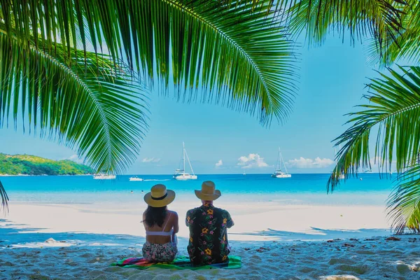 塞舌尔安塞 拉齐奥海滩在塞舌尔度假期间 一对年轻夫妇在热带海滩上 — 图库照片