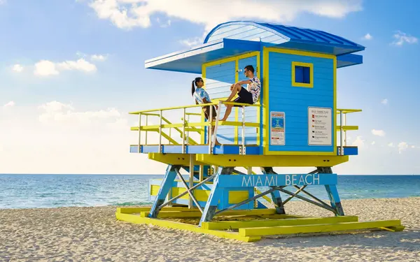 Miami Beach Para Plaży Miami Florydzie Chata Ratowników Miami Azjatki — Zdjęcie stockowe