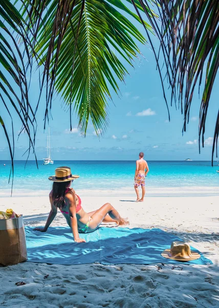 塞舌尔的普拉斯林热带岛屿 有白色的海滩和棕榈树 一对男女在塞舌尔度假 参观了塞舌尔的安塞拉齐奥普拉斯林热带海滩 — 图库照片