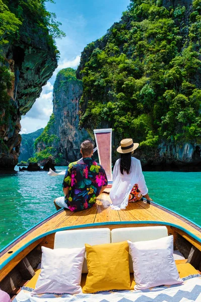 在泰国克拉比豪华长尾船 一对男女乘船前往热带岛屿 在泰国克拉比4岛旅行 — 图库照片
