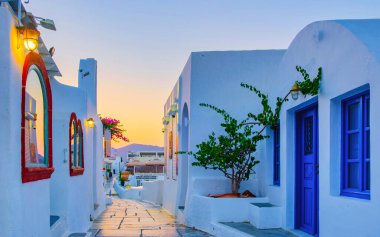 Avrupa 'da yaz boyunca Santorini' de geleneksel bir Yunan köyü olan Oia Santorini 'de gün doğumu