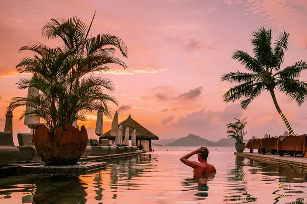 Young Men Swimming Pool Sunset Luxury Swimming Pool Tropical Resort — Stock Photo, Image