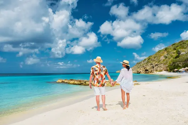 カリブ海のカラソー島のトロピカルビーチカラソーのプラヤポルトマリービーチ カリブ海の島での休暇中にカラカオのビーチで男性と女性のカップル — ストック写真