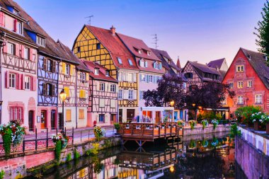 Colmar Fransa 'nın renkli romantik şehir Colmar' ın akşam manzarası, Fransa 'nın Alsace bölgesindeki tarihi Colmar kasabası, yazın Le Petit Venedik adı verilen güzel kanalları.