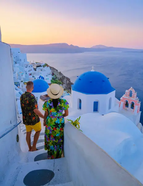 Пара Гуляє Селі Санторіні Греція Чоловіки Жінки Відвідують Побілене Грецьке — стокове фото