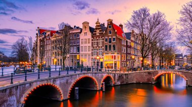 Amsterdam 'da gün batımında Hollanda' daki Amsterdam kanallarında renkli evler.