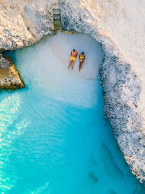 Tres Trapi Triple Steps Beach Aruba. Karayipler 'de berrak bir okyanusta dalış ve şnorkelle yüzen yerli halk ve turistler arasında popüler bir plaj.