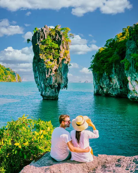 James Bond Island Phangnga Bay Tailândia Casal Visitar Ilha Perto — Fotografia de Stock