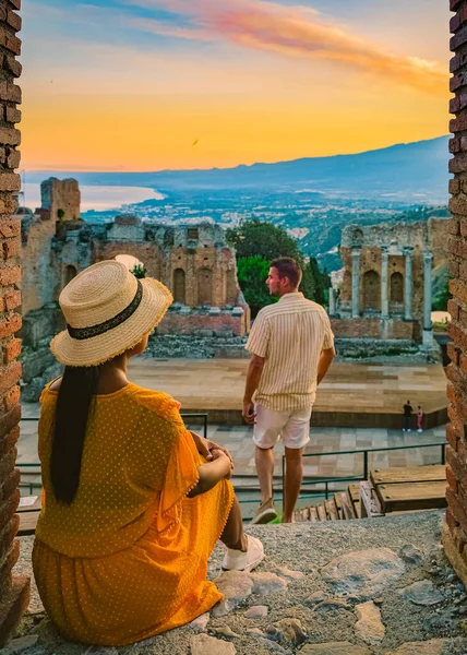 Taormina Sicílie Dvojice Sledující Západ Slunce Ruinách Starověkého Řeckého Divadla — Stock fotografie