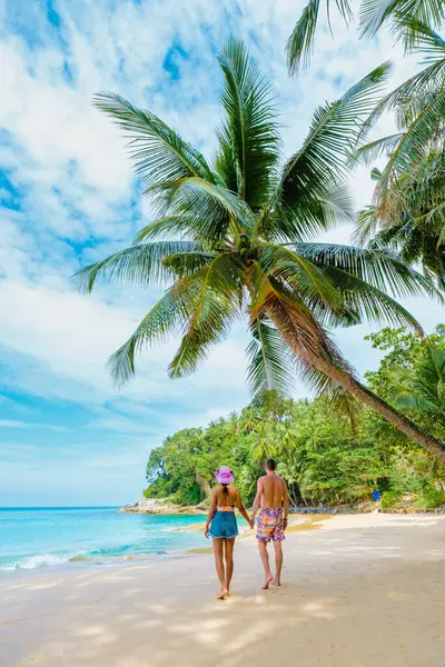 在泰国南部普吉的素林海滩散步的情侣们 素林海滩是普吉的一个非常有名的旅游胜地 普吉是一个热带海滩 周围有棕榈 假日和假期概念 — 图库照片