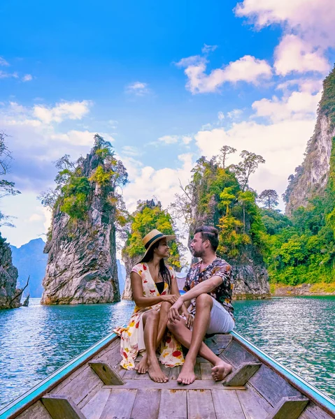 一对夫妇乘坐长尾船在泰国苏拉特 阿勒萨尼州邱山国家公园的一个巨大湖中探险石灰岩悬崖 — 图库照片