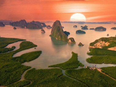 Sametnangshe 'nin panorama manzarası, Andaman Denizi' nde mangrov ormanı olan Phangnga Körfezi 'ndeki dağların manzarası akşam alacakaranlığı gökyüzü, Tayland, Phangnga' da seyahat yeri.