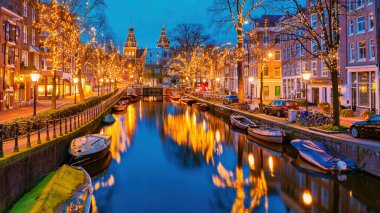 Amsterdam Hollanda Aralık ayındaki Noel ışıklarıyla, geceleyin Avrupa 'da Amsterdam' ın kanal tarihi merkezi