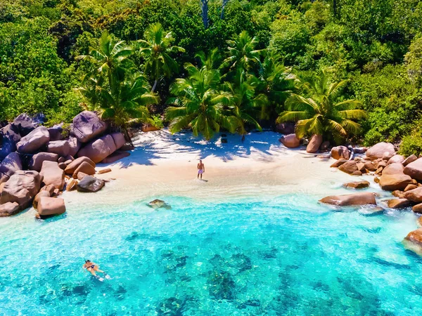 塞舌尔热带岛屿的普拉斯林 拥有白色的海滩和棕榈树 身穿泳衣的年轻人在塞舌尔海滩度假 参观了安塞拉齐奥热带海滩 — 图库照片