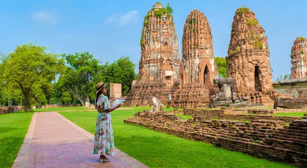 Ayutthaya Thailand Wat Mahathat Women Hat Tourist Map Visiting Ayutthaya — Stock Photo, Image